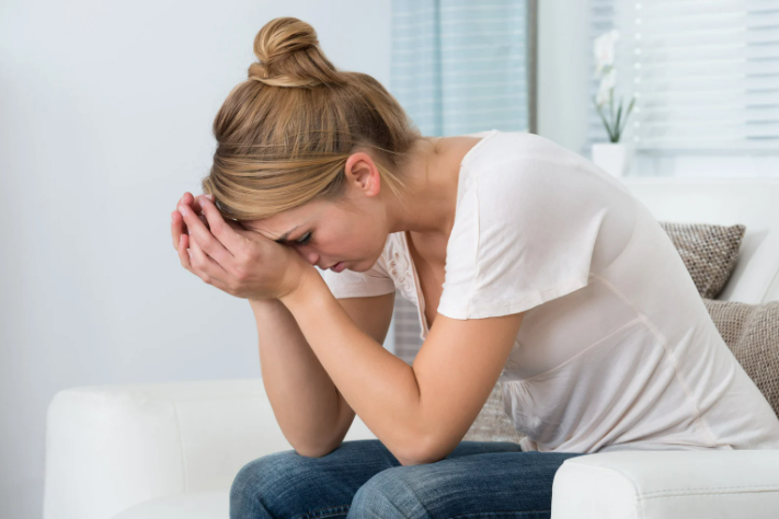 Projektleiterin sucht nach einer Lösung